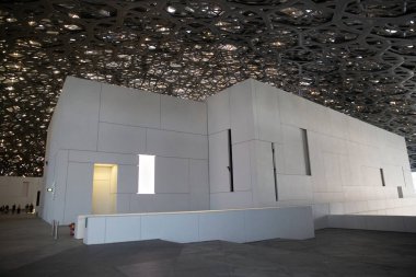 Abu Dabi, Birleşik Arap Emirlikleri. Mart 18, 2024: louvre - BAE - fütürist görünümlü bina