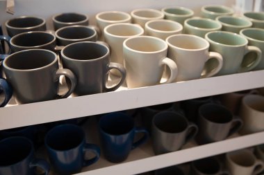 Rafta boş bardaklar