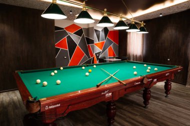 Bilardo topları yeşil Bilardo masası üzerinde