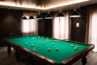 Bilardo topları yeşil Bilardo masası üzerinde