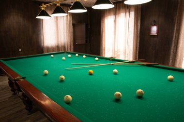 Bilardo topları yeşil Bilardo masası üzerinde