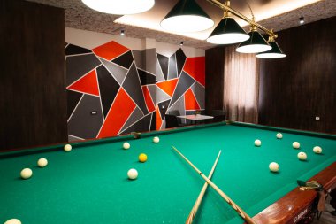 Bilardo topları yeşil Bilardo masası üzerinde