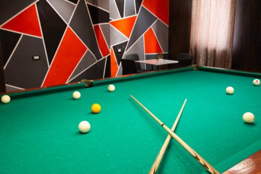 Bilardo topları yeşil Bilardo masası üzerinde