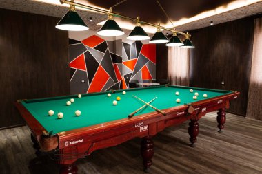 Bilardo topları yeşil Bilardo masası üzerinde