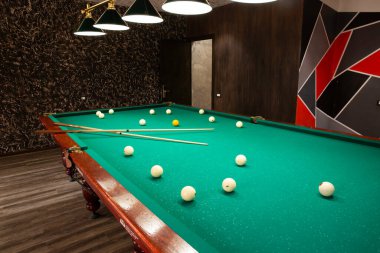 Bilardo topları yeşil Bilardo masası üzerinde