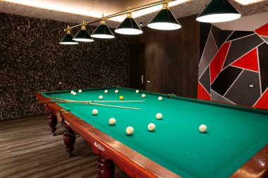 Bilardo topları yeşil Bilardo masası üzerinde