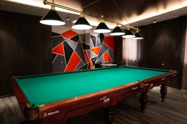Bilardo odasındaki boş bilardo masası.