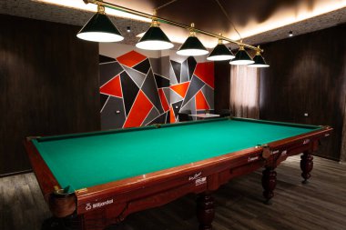 Bilardo odasındaki boş bilardo masası.