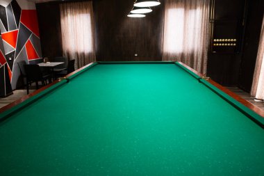 Bilardo odasındaki boş bilardo masası.