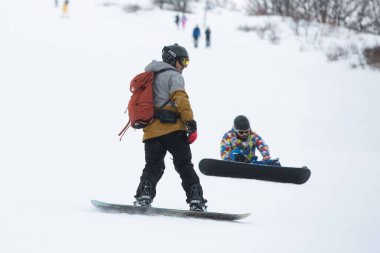 Snowboardcu Resimli Dağlarda Geziyor