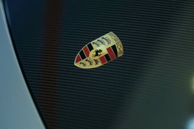 Erivan, Ermenistan. 25 Nisan 2024 Beyaz Porsche Taycan Logosu.