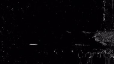 Gerçek analog arıza. Televizyonu kapat. Sosyal medya kanalı için siyah girişte beyaz yeşil gürültü.