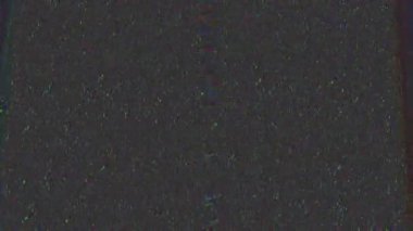 Gerçek analog arıza. Televizyonu kapat. Sosyal medya kanalı için siyah girişte beyaz yeşil gürültü.