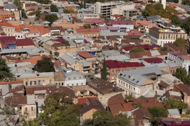 Tiflis 'in canlı bir hava görüntüsü, şehrin eşsiz mimari tarzı ve kentsel ortamını vurgulayan renkli çatıları olan tarihi ve modern binaların bir karışımını ortaya çıkarıyor..