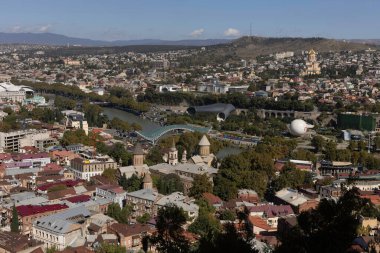 Geniş açı görüntüsü renkli binalarıyla canlı Tiflis şehrini yakalıyor