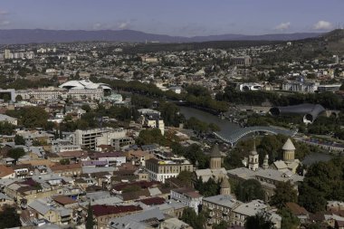 Canlı Tiflis, nehir boyunca renkli çatılar, modern yapılar ve yemyeşil alanlarla kentin eşsiz tarihi ve çağdaş yaşamı yansıtıyor..