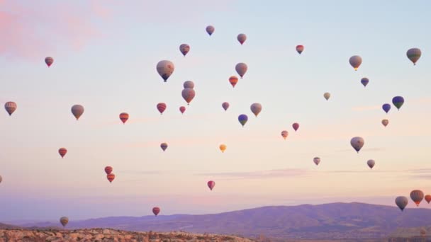 Vista Deslumbrante Numerosos Balões Coloridos Voando Durante Nascer Sol Calmo — Vídeo de Stock