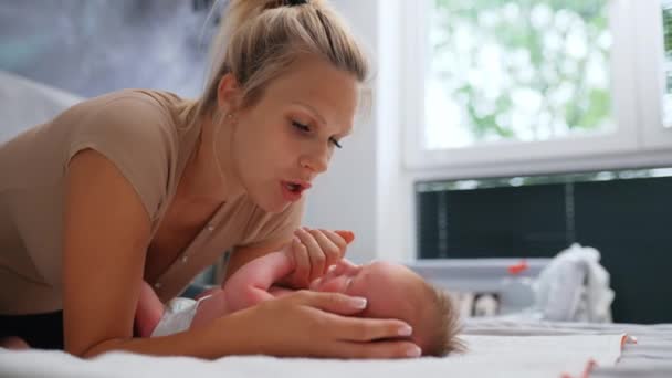 Bindung Zwischen Mutter Und Kind Junge Blonde Hübsche Frau Beugt — Stockvideo
