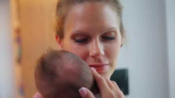 Beyaz Tenli Sarışın Bir Kadının Küçük Oğlunun Kafasına Hafifçe Dokunurken — Stok video