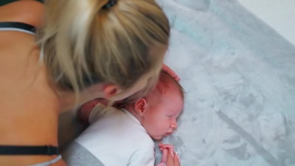 Blond Kaukasisk Mor Lutar Sig Över Sitt Lilla Spädbarn Pojke — Stockvideo