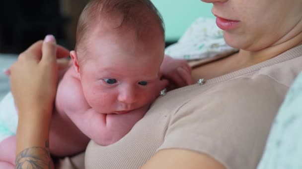 Masa Kecil Dan Awal Konsep Potret Bayi Kaukasia Mengantuk Dalam — Stok Video