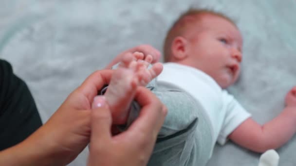 Kaki Kecil Dan Jari Kaki Bayi Kaukasia Yang Manis Dengan — Stok Video