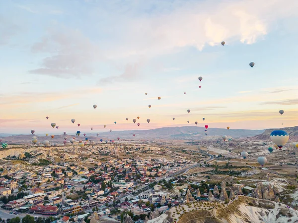 Luftaufnahme Des Stadtbildes Von Kappadokien Türkei Mit Verschiedenen Bunten Heißluftballons — Stockfoto