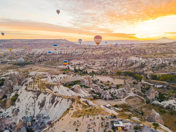 Horská Krajina Cappadocia Turecko Pestrobarevnými Horkovzdušnými Balóny Letícími Večer Vzduchu — Stock fotografie