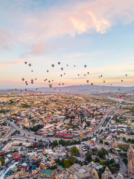 Buntes Stadtbild Von Kappadokien Türkei Mit Dächern Und Verschiedenen Heißluftballons — Stockfoto