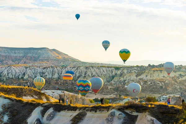 2022 Cappadocie Turkije Kleurrijke Heteluchtballonnen Vliegen Overdag Het Berglandschap Van — Stockfoto