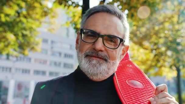 Білий Чоловік Середнього Віку Стоїть Парку Відпочиває Червоному Скейтборді Плечі — стокове відео