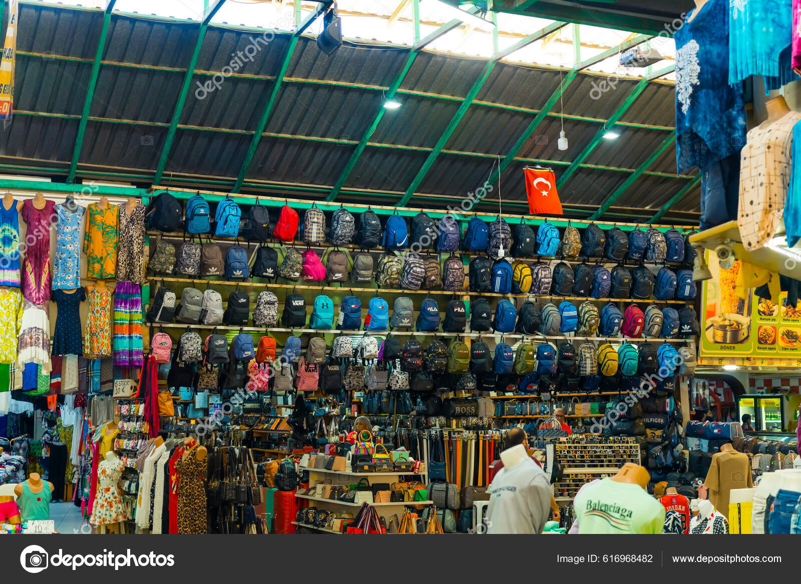 2022 Manavgat Τουρκία Bazaar Τσάντες Φορέματα Πουκάμισα Και Άλλα Ρούχα –  Εκδοτική Εικόνα Αρχείου © PoppyPix #616968482