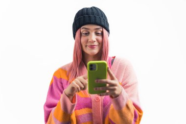 Genç ve çekici beyaz kız sosyal ağları kaydırıyor, orta ölçekli izole edilmiş akıllı telefon ve sosyal ağlar konsepti. Yüksek kalite fotoğraf