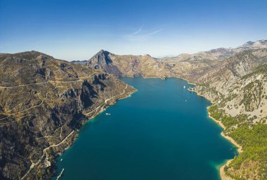 Green Canyon 'daki baraj gölü. Boğa Dağları 'nın ve turkuaz suyun güzel manzarası. Parlak yeşil çam ağaçları olan kozalaklı orman, Oymapinar gölü. Yüksek kalite fotoğraf