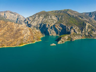 Türkiye 'nin dağlarındaki Oymapinar Gölü' nün muhteşem yukarıdan aşağı görüntüsü. Yüksek kalite fotoğraf
