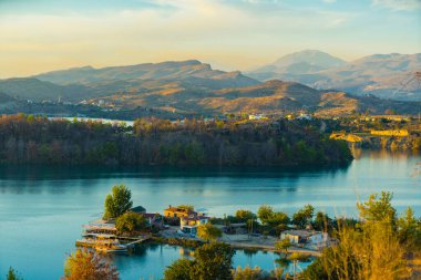 Türkiye 'nin Antalya kentinde Manavgat Baraji ormanları ve göl manzarası çok güzel. Yüksek kalite fotoğraf