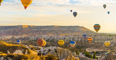 Kapadokya, Türkiye 'deki peri bacalarında renkli sıcak hava balonları uçuyor. Muhteşem bir manzara. Yüksek kalite fotoğraf