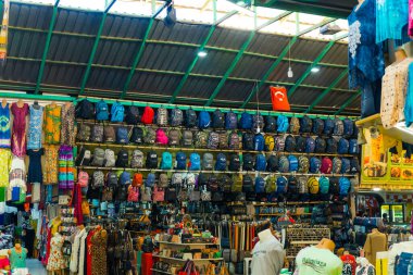 10.11.2022 Manavgat, Türkiye - Pazar. Yerel mağazada sergilenen çantalar, elbiseler, gömlekler ve diğer giysiler. Yüksek kalite fotoğraf