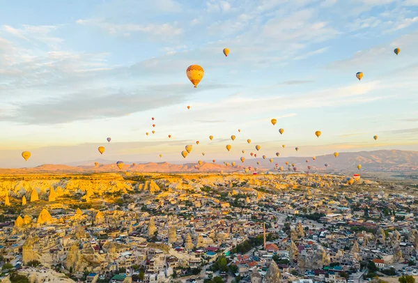Kapadokya ve onun meşhur sıcak hava balonu gündoğumu çekimleri için dünyanın en güzel yerlerinden biri. Yüksek kalite fotoğraf