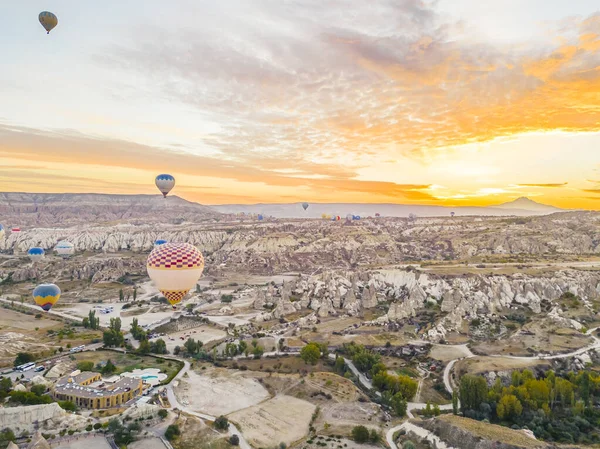 Dech Beroucí Východ Slunce Malebné Drone Záběr Barevné Vzduchové Balóny — Stock fotografie