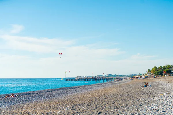 Blick Auf Das Strahlend Blaue Meer Entspannende Menschen Strand Und — Stockfoto