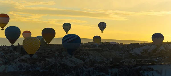 Hermosa Vista Panorámica Mañana Globos Volando Sobre Espectacular Capadocia Turquía —  Fotos de Stock