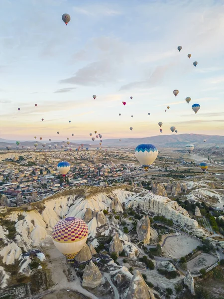 Wunderschöne Luftaufnahme Von Dutzenden Von Bunten Luftballons Die Über Kappadokiens — Stockfoto