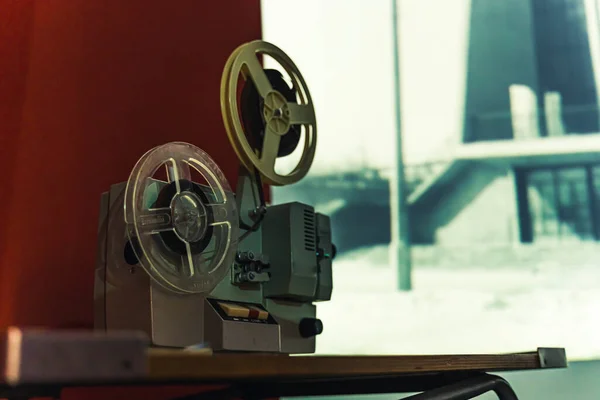 Beyaz Eski Moda Film Projektörü Filmden Bir Film Gösteriyor Sinematografi — Stok fotoğraf