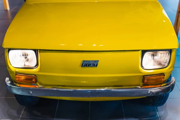 2022年10月20日波兰华沙 著名的经典温暖明亮黄色菲亚特126型汽车引擎盖室内合影 后置引擎 四人座 20世纪制造的城市车 高质量的 — 图库照片