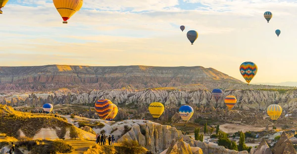 Bunte Heißluftballons Fliegen Über Feenschornsteine Kappadokien Türkei Spektakuläre Aussicht Hochwertiges — Stockfoto