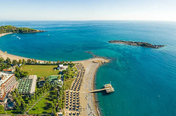 土耳其Okurcalar海滩 酒店和大海的美丽风景无人机与明亮的蓝色水 高质量的照片 — 图库照片