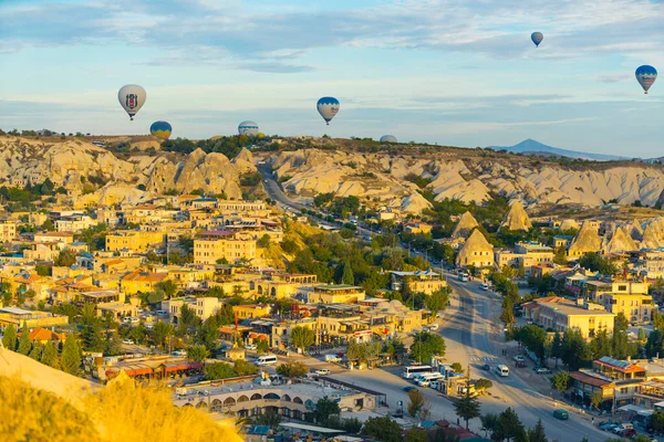 터키의 역사적 장소인 카파도키아의 아름다운 날씨와 하늘에 열기구 고품질 — 스톡 사진