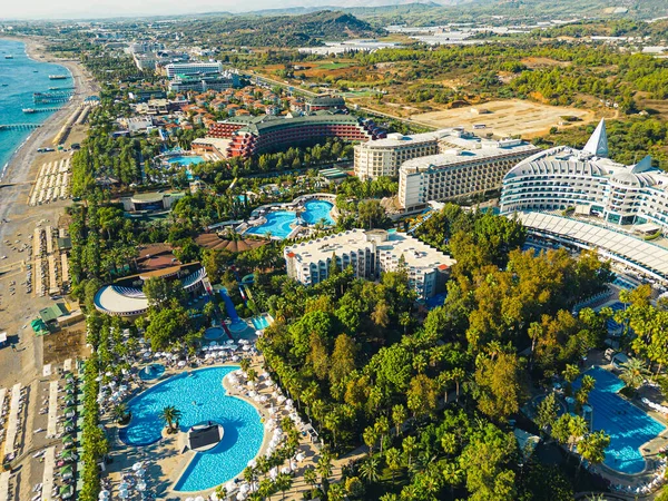 土耳其Okurcalar 环绕着棕榈树的酒店 游泳池和海滩的上升景观 是夏季度假的最佳地点 高质量的照片 — 图库照片