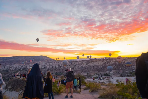 Hőlégballonok Repülnek Cappadocia Felett Este Folyamán Miközben Turisták Figyelnek Drámai — Stock Fotó